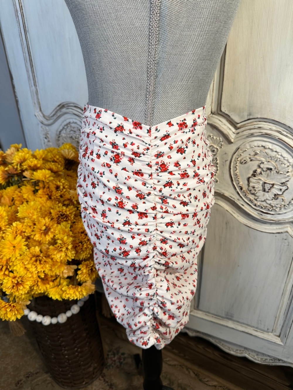 Tiger Mist Ruched White Ditsy Floral Mini Skirt - Picture 4 of 8
